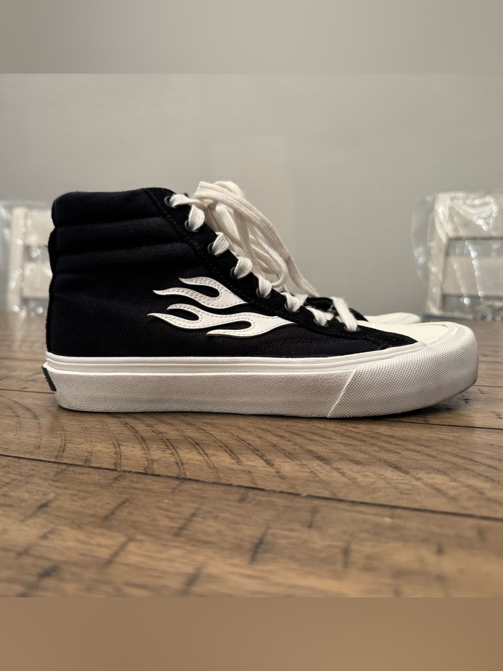 STRAYE Venice Graphite Flame Men’s 6.5 / Women’s 8 Flame High-Top Sneakers